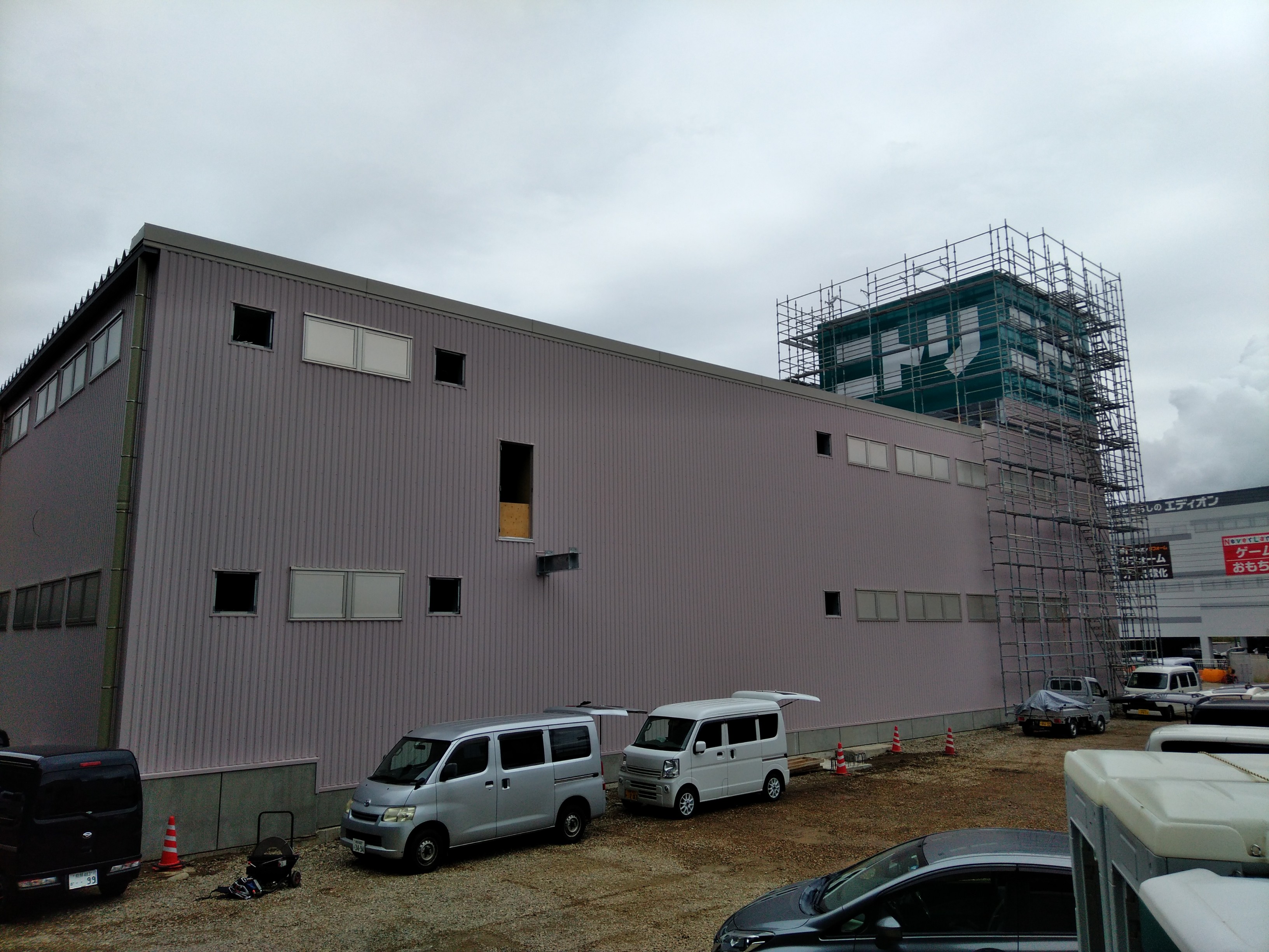 岐阜県高山市　店舗新築工事　板金工事・外壁貼り完了状況