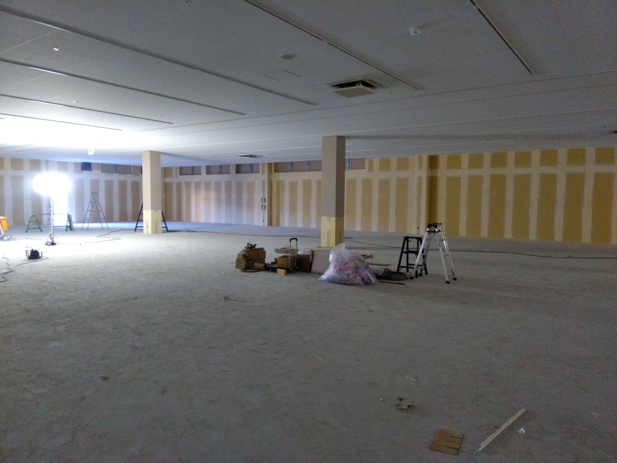 岐阜県高山市　店舗新築工事　内装工事・外周クロス貼り施工状況