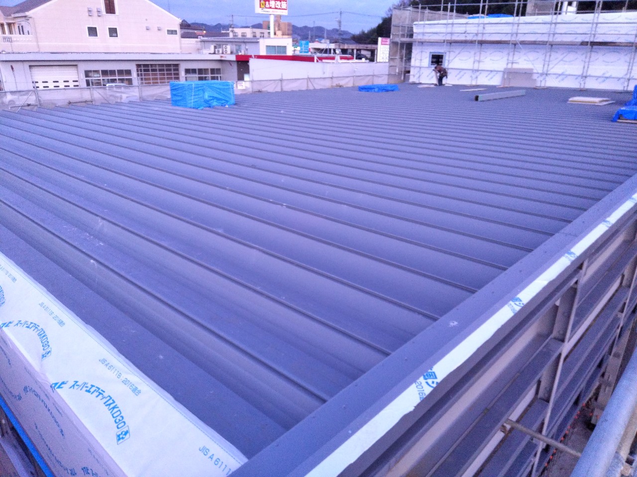 岐阜県関市　店舗新築工事の屋根工事・屋根葺きの様子