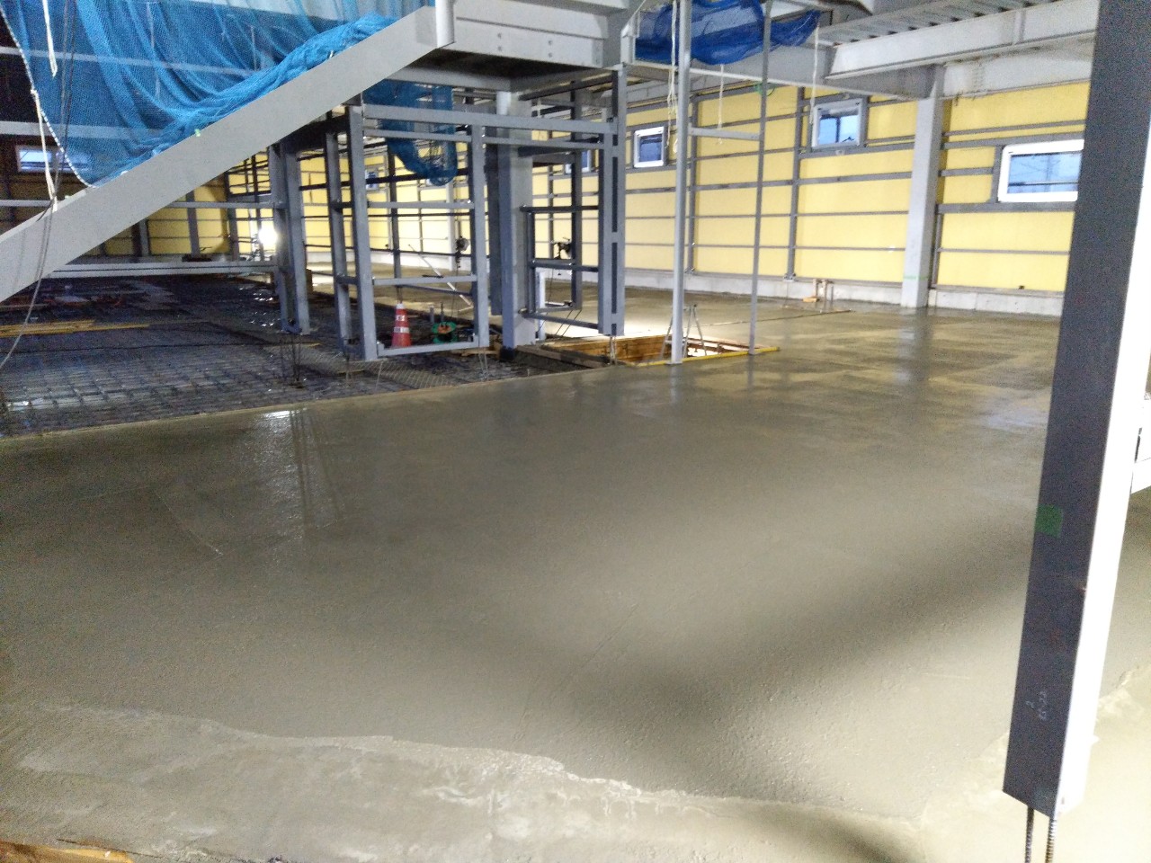 岐阜県関市　店舗新築工事のコンクリート工事・１F土間コンクリート打設の様子