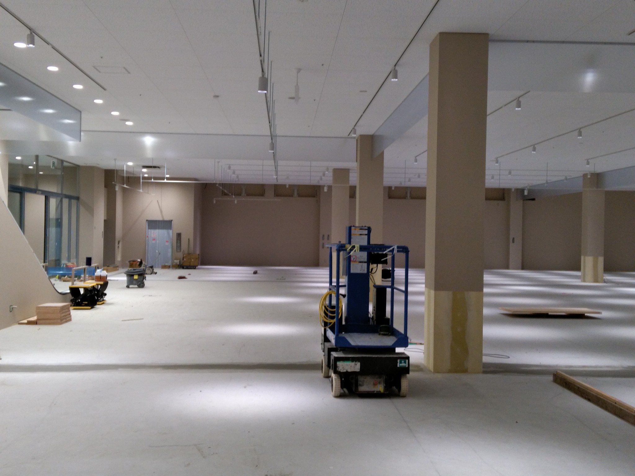 岐阜県高山市　店舗新築工事　防炎垂れ壁取付施工状況