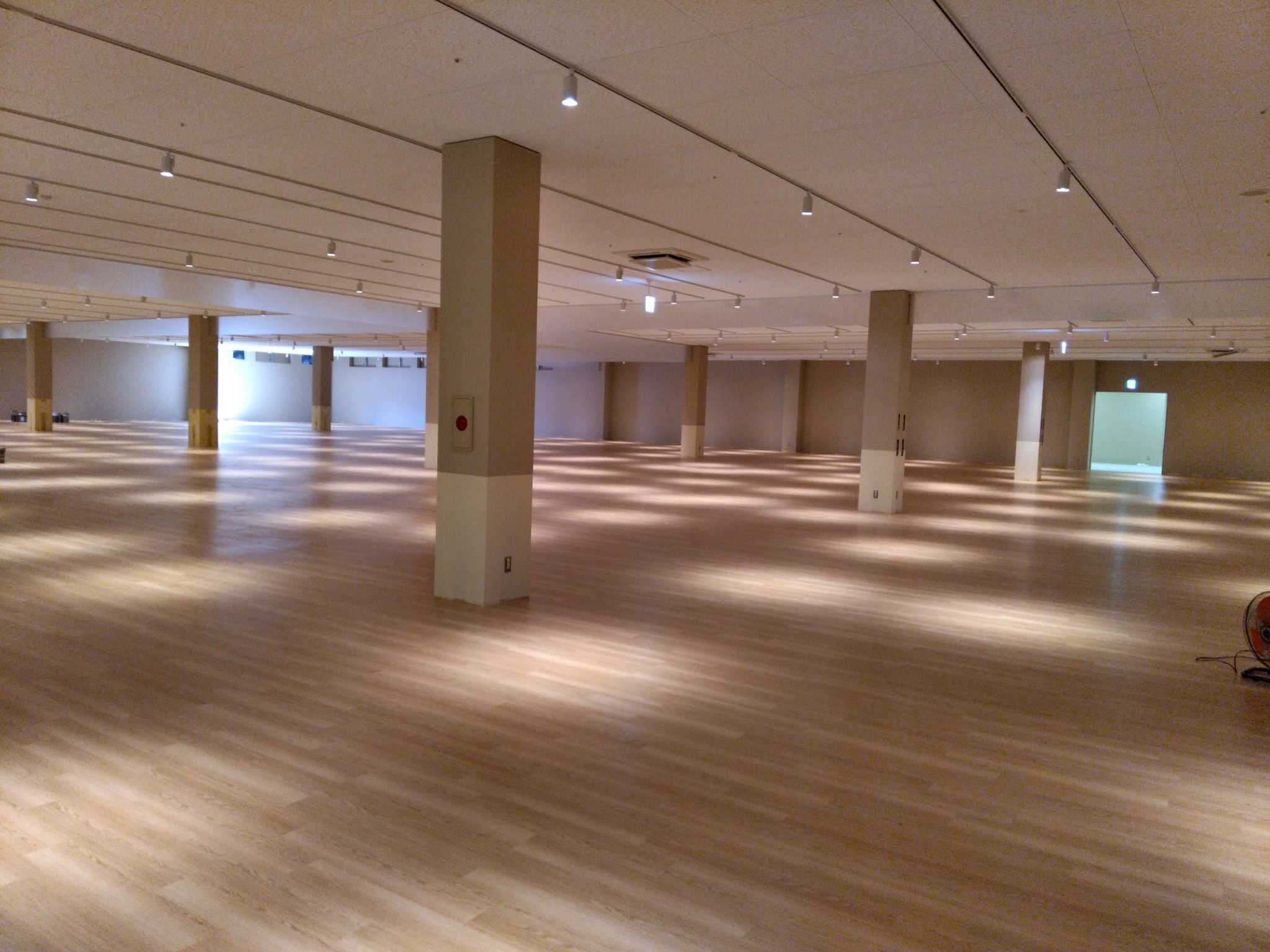 岐阜県高山市　店舗新築工事　内装工事・床貼り完了状況