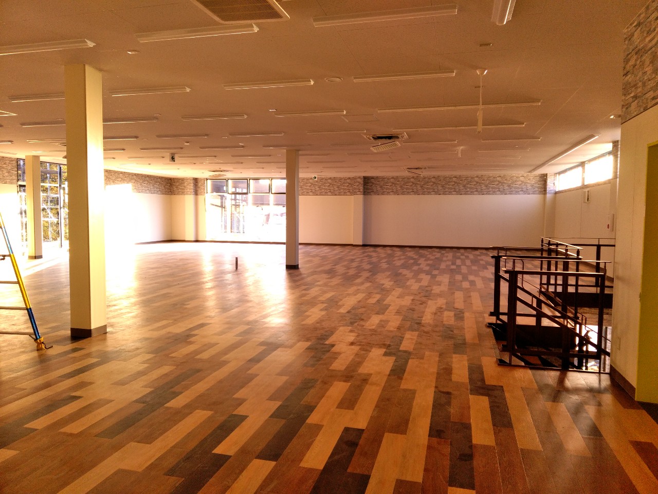 岐阜県関市　店舗新築工事の内装工事・２Fﾌﾛｰﾘﾝｸﾞ貼りの様子