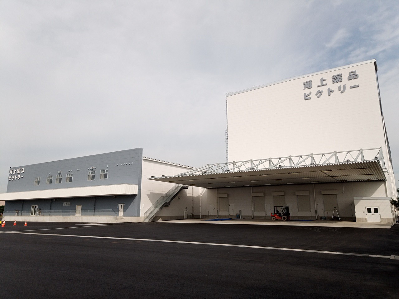 群馬県で建設中の工場の舗装工事完了後の様子