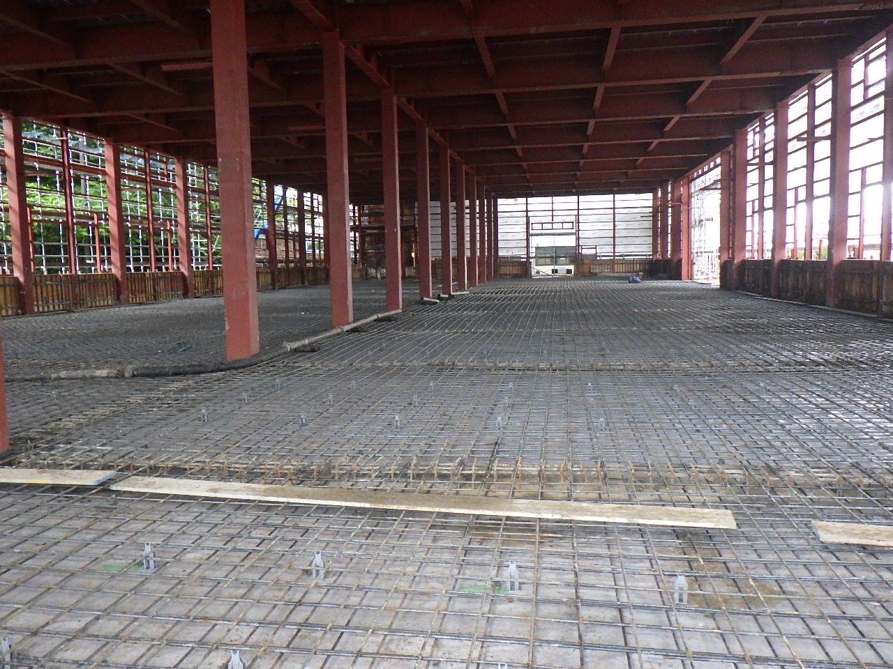 岐阜県加茂郡での工場新築増築工事　鉄筋工事・土間配筋工事の様子