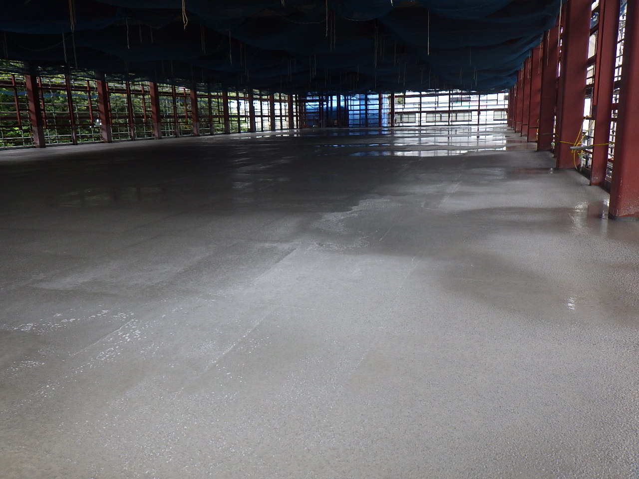 岐阜県加茂郡での工場新築増築工事　コンクリート工事・１F土間コンクリート打設工事の様子