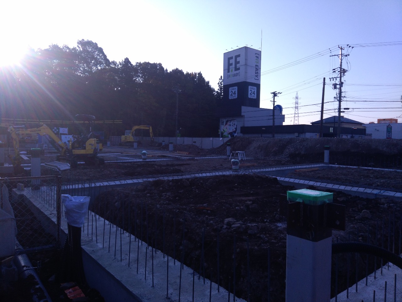 岐阜県関市　店舗新築工事の型枠工事・基礎梁型枠脱型の様子