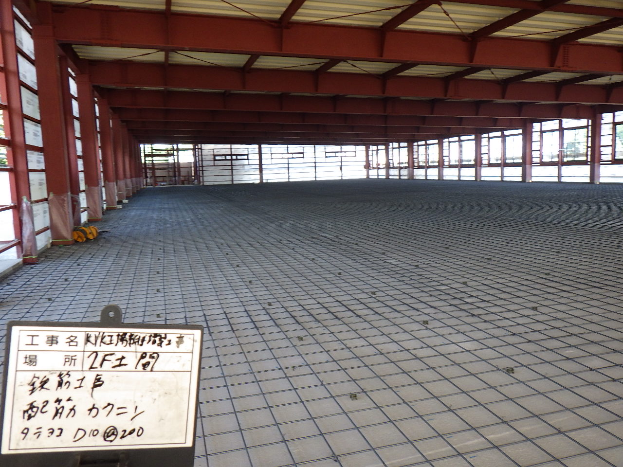 岐阜県加茂郡での工場新築増築工事　鉄筋工事・２Fデッキ配筋工事の様子