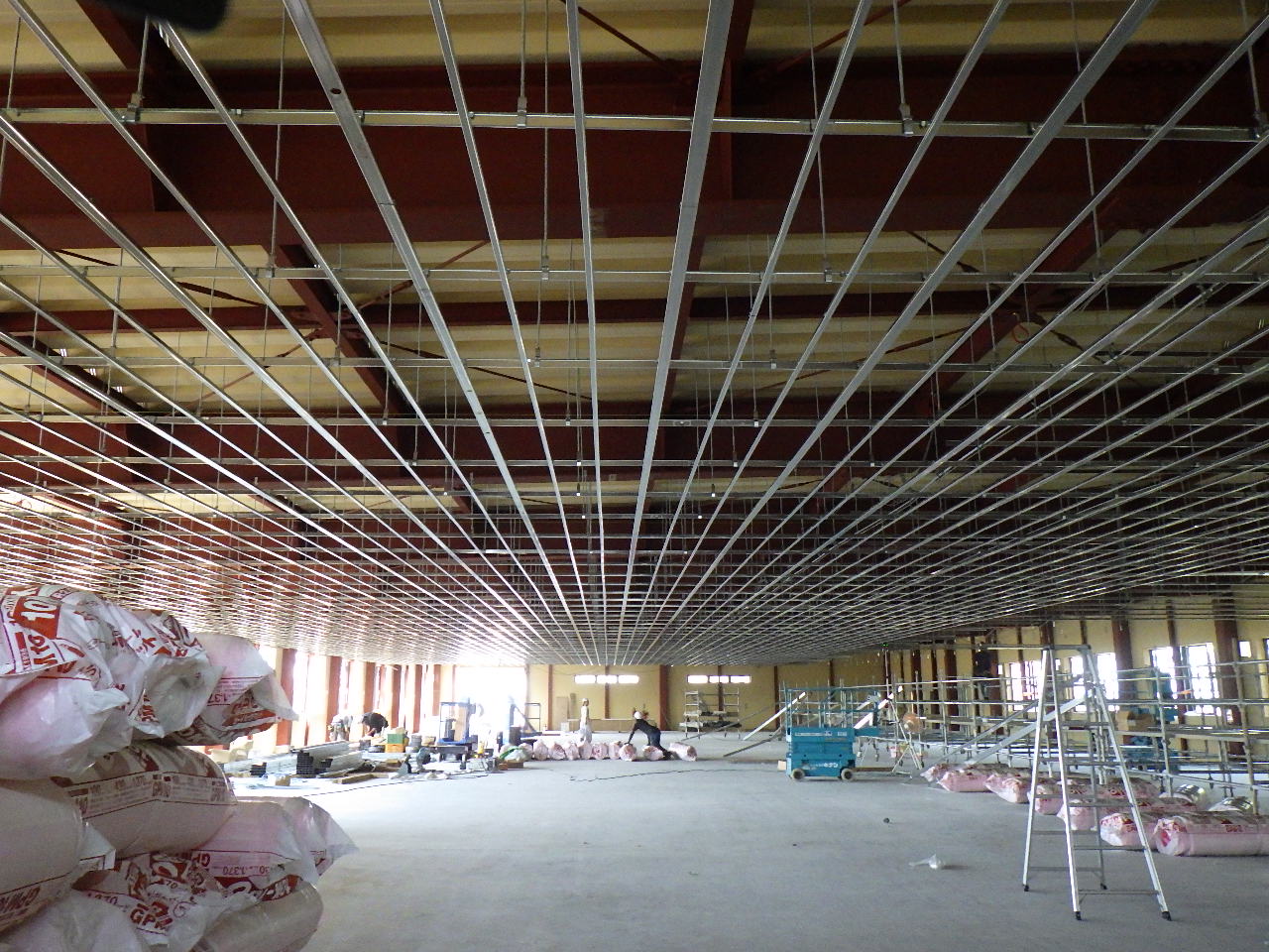 岐阜県加茂郡での工場新築増築工事　内装工事・軽量鉄骨天井下地組工事の様子