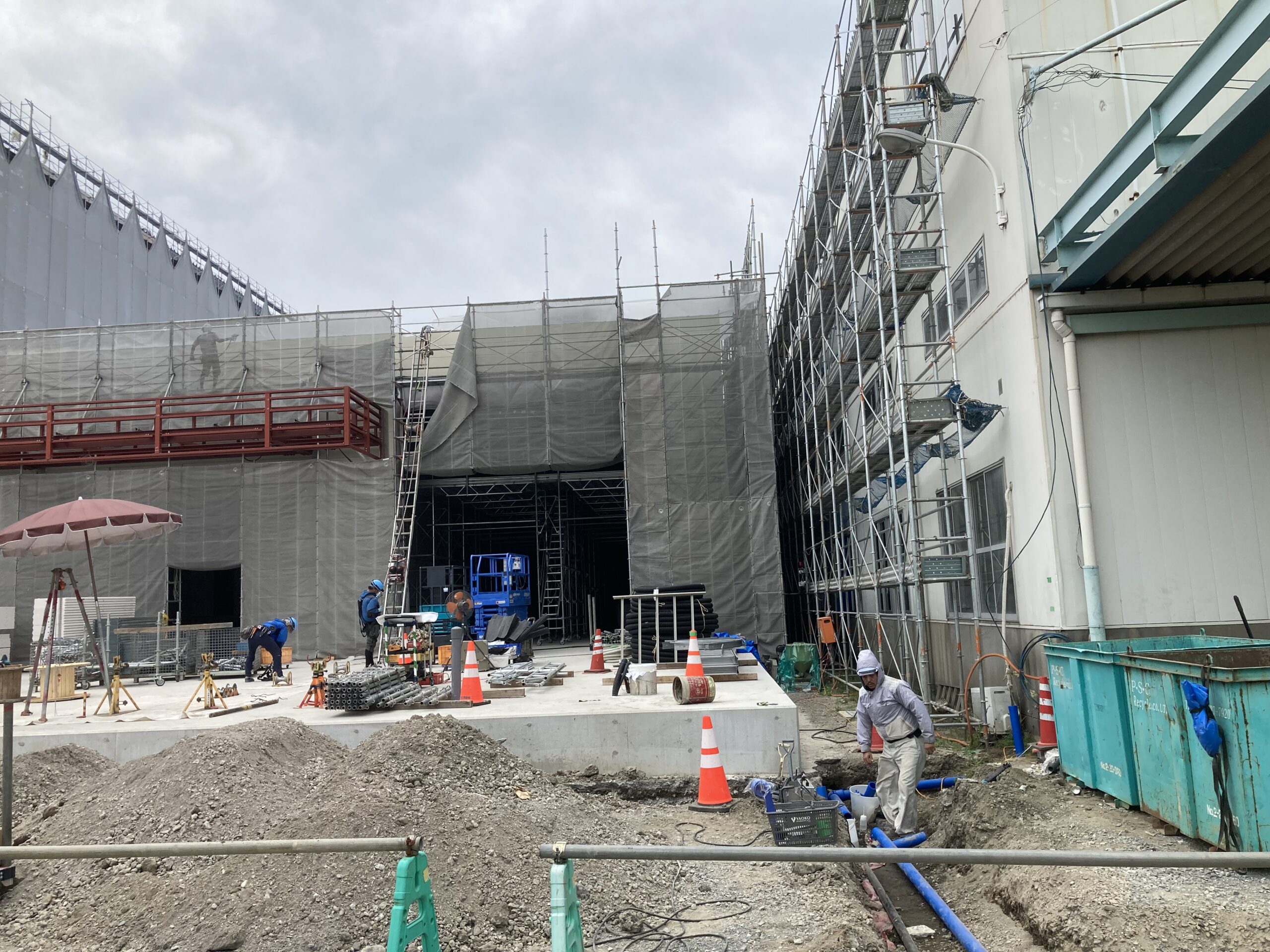 群馬県邑楽郡での工場新築工事　外壁工事の様子