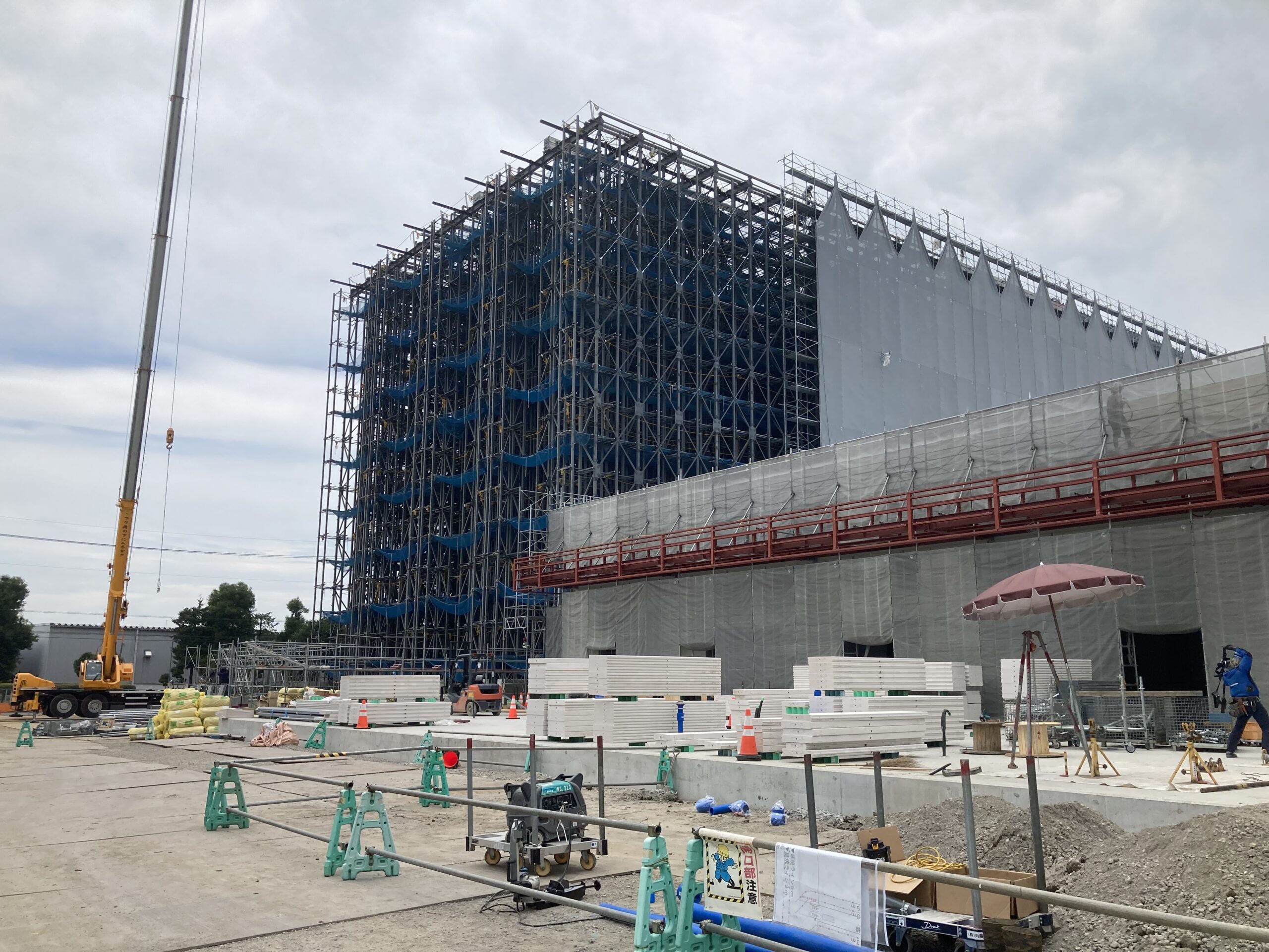 群馬県邑楽郡での工場新築工事　外壁工事の様子