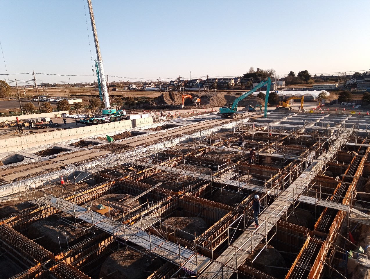 群馬県邑楽郡での工場新築工事　型枠工事の様子