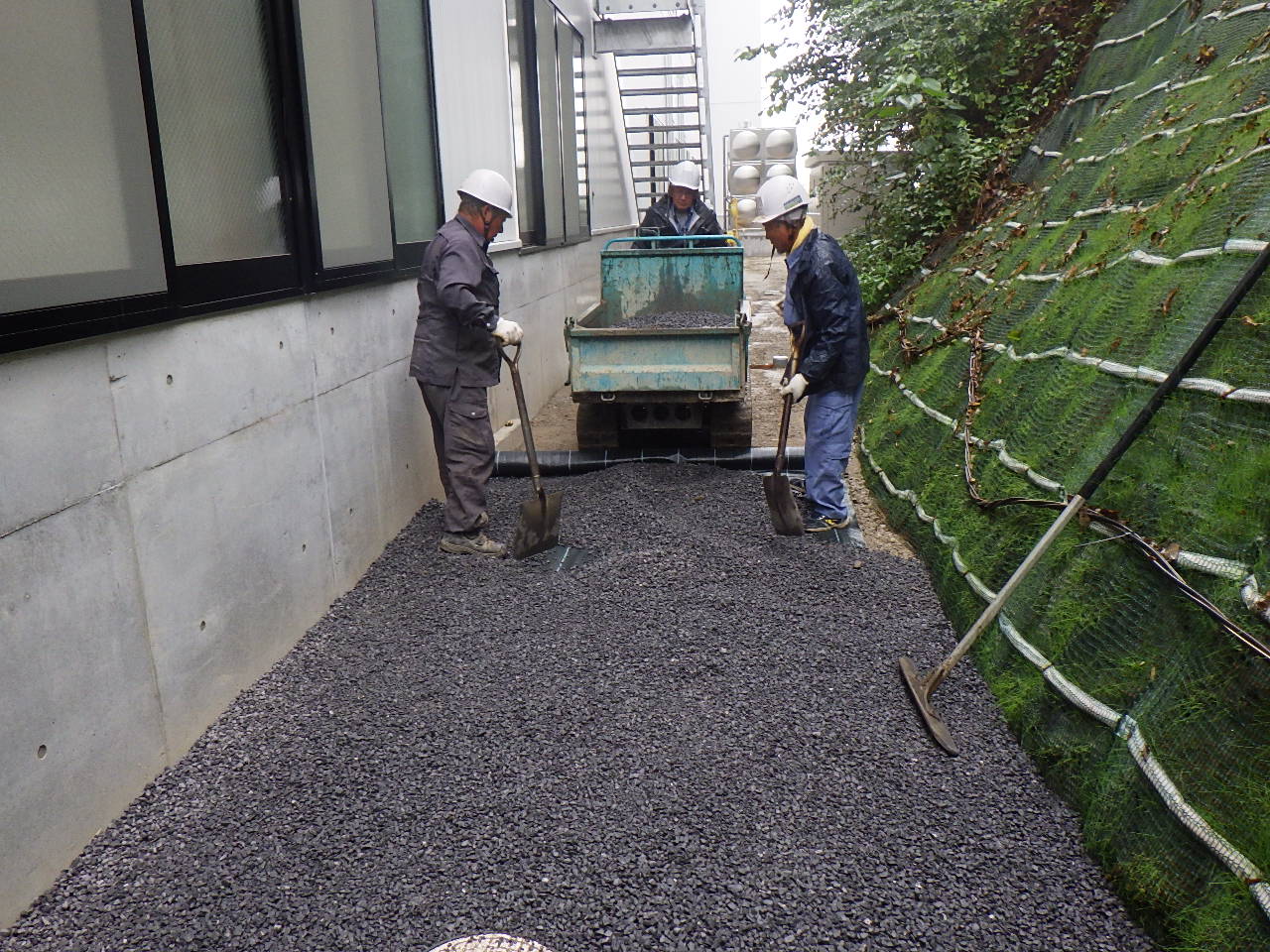 岐阜県加茂郡での工場新築増築工事　外構工事・砂利敷きの様子