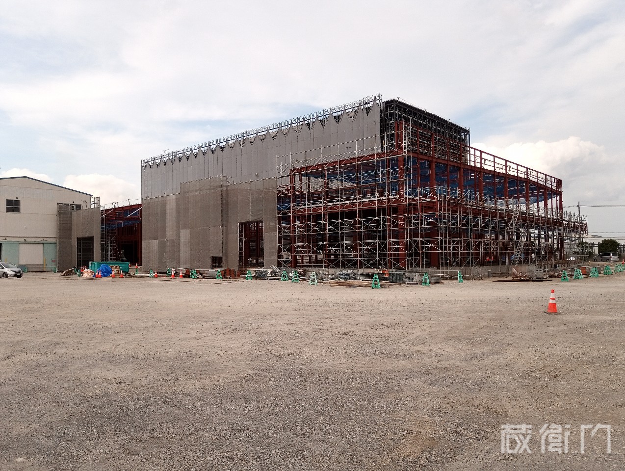 群馬県邑楽郡での工場新築工事　外部足場組工事の様子