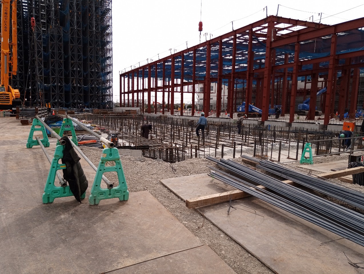 群馬県邑楽郡での工場新築工事　鉄骨工事の様子